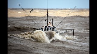 Boats crossing dangerous bar Greymouth NZ unedited [upl. by Oderfliw]