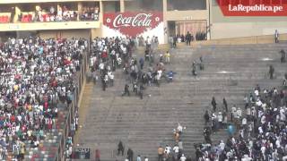 Hinchas de Alianza Lima se enfrentaron en tribuna sur antes del clásico [upl. by Roseanna]