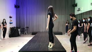 Solo  Learn catwalk  Modeling  Runway walk  How to walk [upl. by Lashondra155]